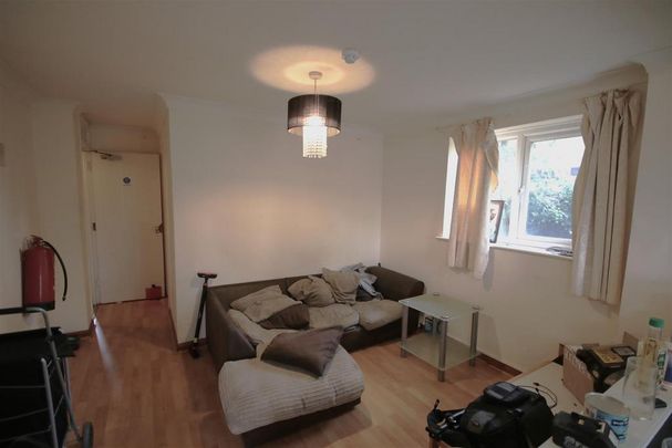 4 bedroom end of terrace house to rent - Photo 1