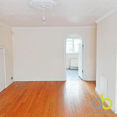 Bryon Gardens, Tilbury, rm18 - Photo 1