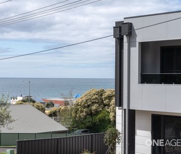 Stunning new build with amazing city and sea views - Photo 3