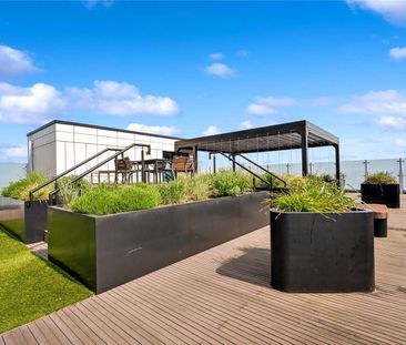 This stylish one-bedroom flat offers breathtaking views and a fanta... - Photo 4