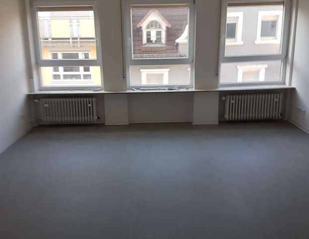 3 Zimmer-Wohnung mit Einbauküche direkt in der Fußgängerzone - Foto 1