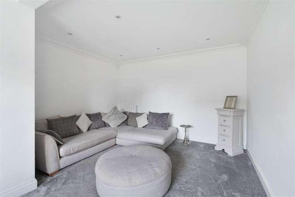 Partridge Mead, Banstead, SM7 - Photo 1