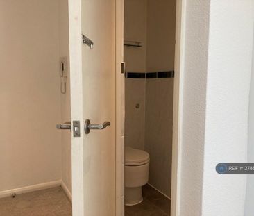 2 bedroom penthouse to rent - Photo 6