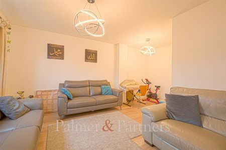 4 bedroom terraced house to rent - Photo 3