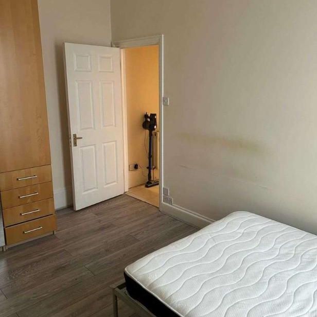 High Street, Acton, W3 - Photo 1