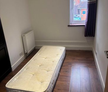 3 bedroom flat to rent - Photo 4