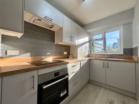 Clockhouse Road, Farnborough, Hampshire, GU14 - Photo 3