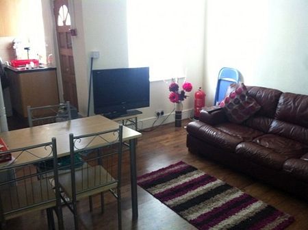 A fantastic large 4 double bedroom property on Queens Road. - Photo 2