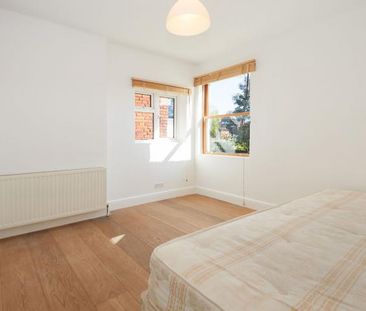 2 Bedroom, 2 bath, 1 reception Flat - Photo 2