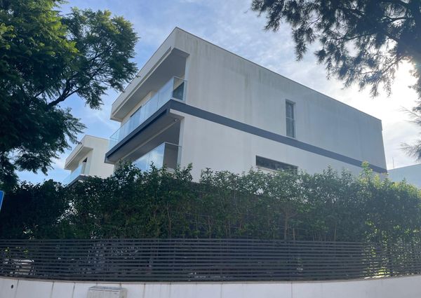Moradia isolada T4+1 para arrendamento no Alto da Barra em Oeiras
