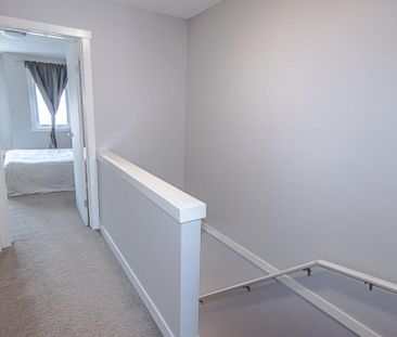 Beautiful 2 ensuited bdrms townhome for rent in Airdrie - Photo 2
