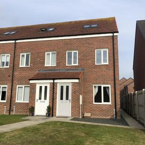 3 bedroom end of terrace house to rent - Photo 2