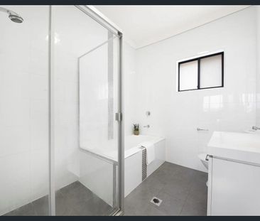 Immaculate North facing townhouse with large courtyard - Photo 5