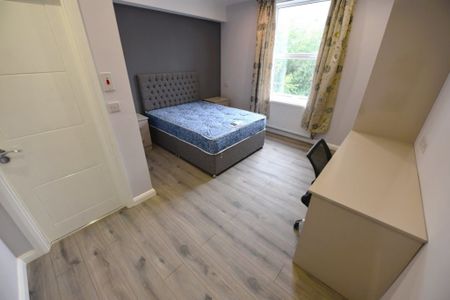 2 bedroom Flat in Cardigan Road, Leeds - Photo 5