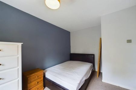 5 bedroom House To Let - Photo 2