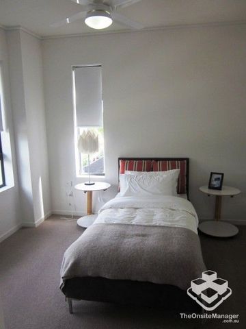 LUXURY 3 BEDROOM APARTMENT IN THE HEART OF CARINDALE - Photo 4
