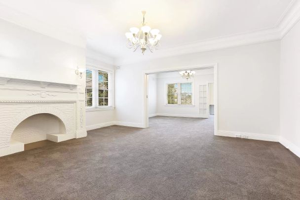 EXQUISITE THREE BEDROOM APARTMENT IN GLAMOROUS ‘STRADBROKE’ BUILDING - Photo 1
