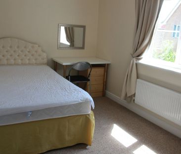 3 bed to rent in Roe Drive, Norwich, NR5 - Photo 4