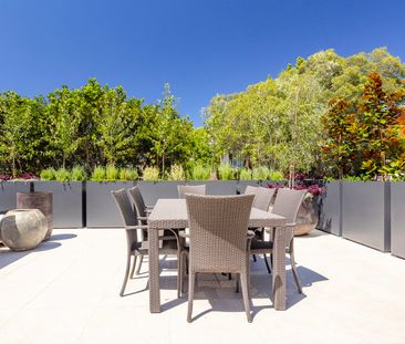 Executive North-Facing Penthouse with Panoramic Water Views | Furni... - Photo 2