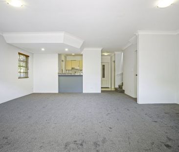 Renovated Two Bedroom Townhouse Residence - Photo 4