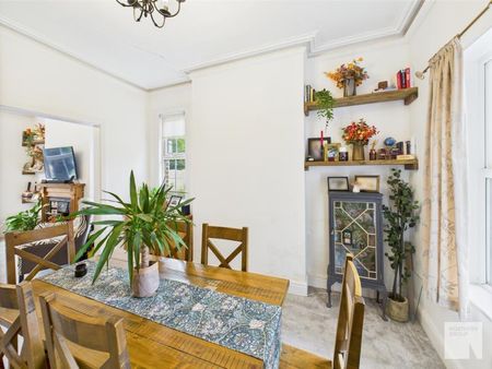 5 bedroom semi-detached house to rent - Photo 4