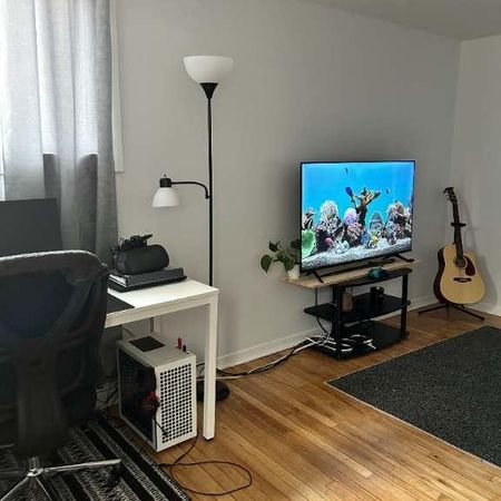 beau logement 3 1/2 dans demi sous-sol d'une résidence privée - Photo 3