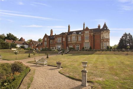 An exceptional duplex apartment of elegant proportions set within this imposing country residence with communal grounds - Photo 3