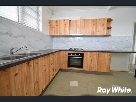 Three bedroom house close to all amenities - Photo 3