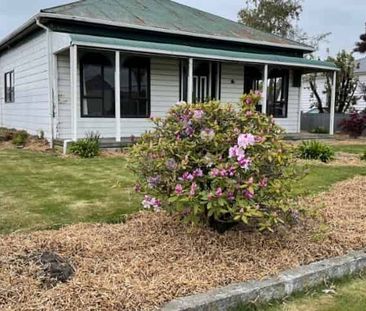 Large 3 bedroom home very close to town - Photo 2