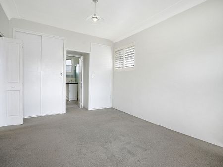 Renovated Top Floor Apartment - Photo 2