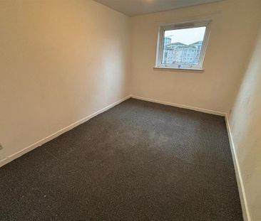 3 bedroom flat to rent - Photo 2