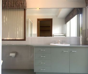 Comfortable Spacious Home - Photo 6