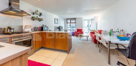 Stunning modern 2 bed 2 bath in a portered development mins to tube - Photo 2