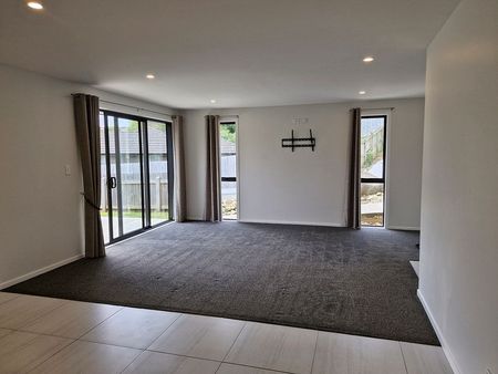 Modern, warm 4BR Home in Tuakau w/ Deck - Photo 2