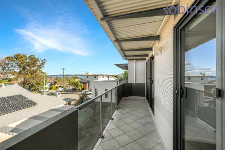 Three bedroom, two bathroom townhouse with double garage - Photo 3