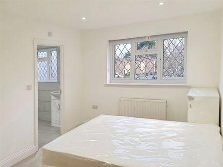 Corby Drive, Englefield Green, Egham, TW20 0TR - Photo 2
