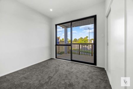 Brand New 3 Bed Town House at Drury. - Photo 3