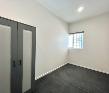 LOVELY TWO BEDROOM APARTMENT - ACCESS VIA ALLEY WAY BEHIND CLEVELAN... - Photo 1