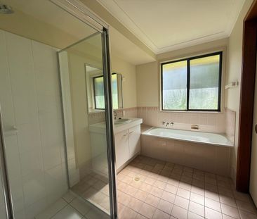 Charming 3 Bedroom Home in Regents Park - Ideal for Families! - Photo 5