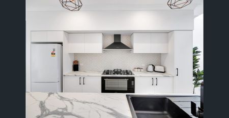 2 Bedroom – Walk to town – Fully furnished - Photo 2