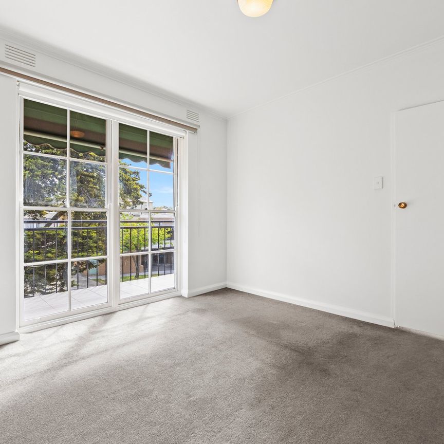 Charming Top Floor Retreat in a Prime Lifestyle Location - Photo 1