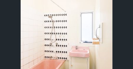 Comfortable 2-Bedroom Home Close to Shops and Transport - Photo 2