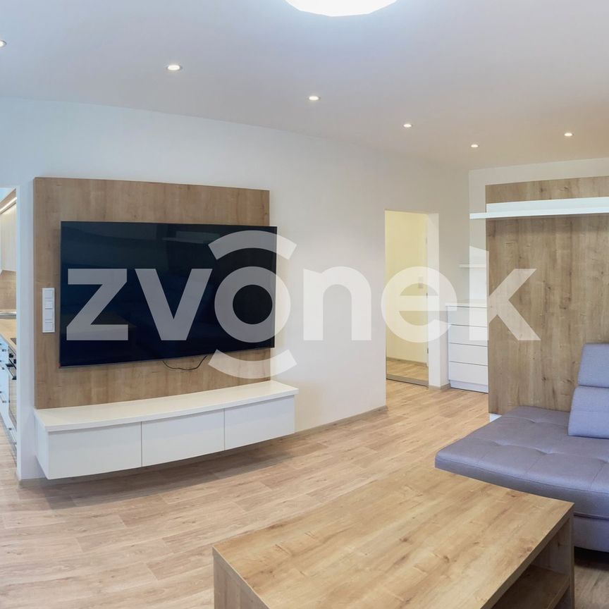 Pronájem bytu 3+1 69 m², Budovatelská, Zlín - Photo 1