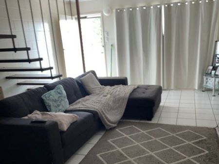 Two Level, Two Bedroom Unit Close to CBD - Photo 2