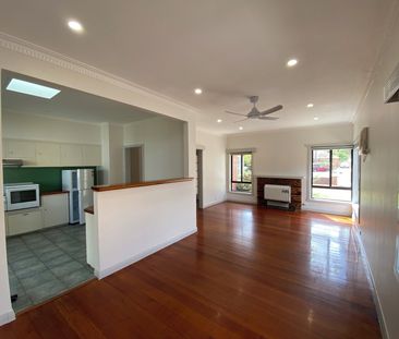 Great Location, Three bedroom home - Photo 3