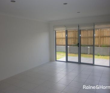 HI-SET 4 BEDROOM HOME IN KIRKWOOD! - Photo 2