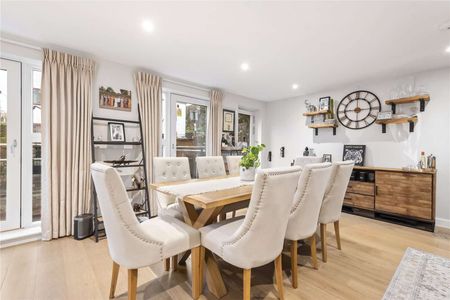 SHORT LET. A beautifully presented two-bedroom flat with outdoor living across two floors. - Photo 3