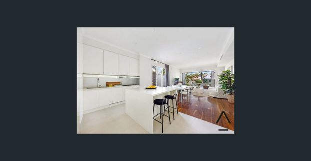 Stunning 4-Bedroom Family Home with Pool – Walk to Coogee Beach - Photo 1