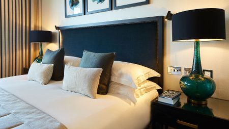 A superior one-bedroom apartment in South Kensington, London, SW7 - Photo 2