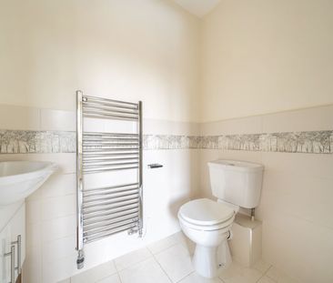 Woodland Gardens, Hindhead - 2 bedrooms Property for lettings - Sey... - Photo 1